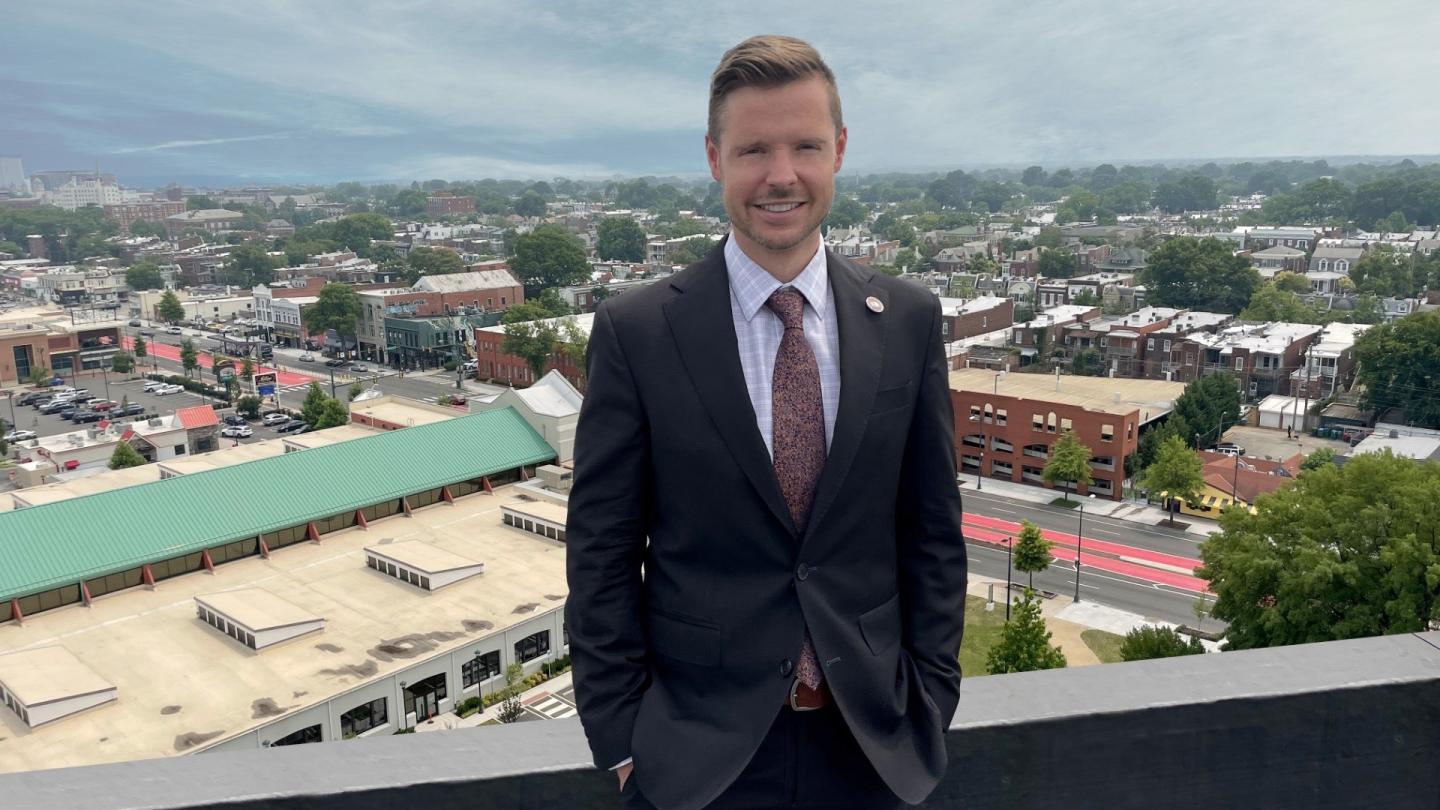 Monsieur Gerald Lackey, Commissaire
