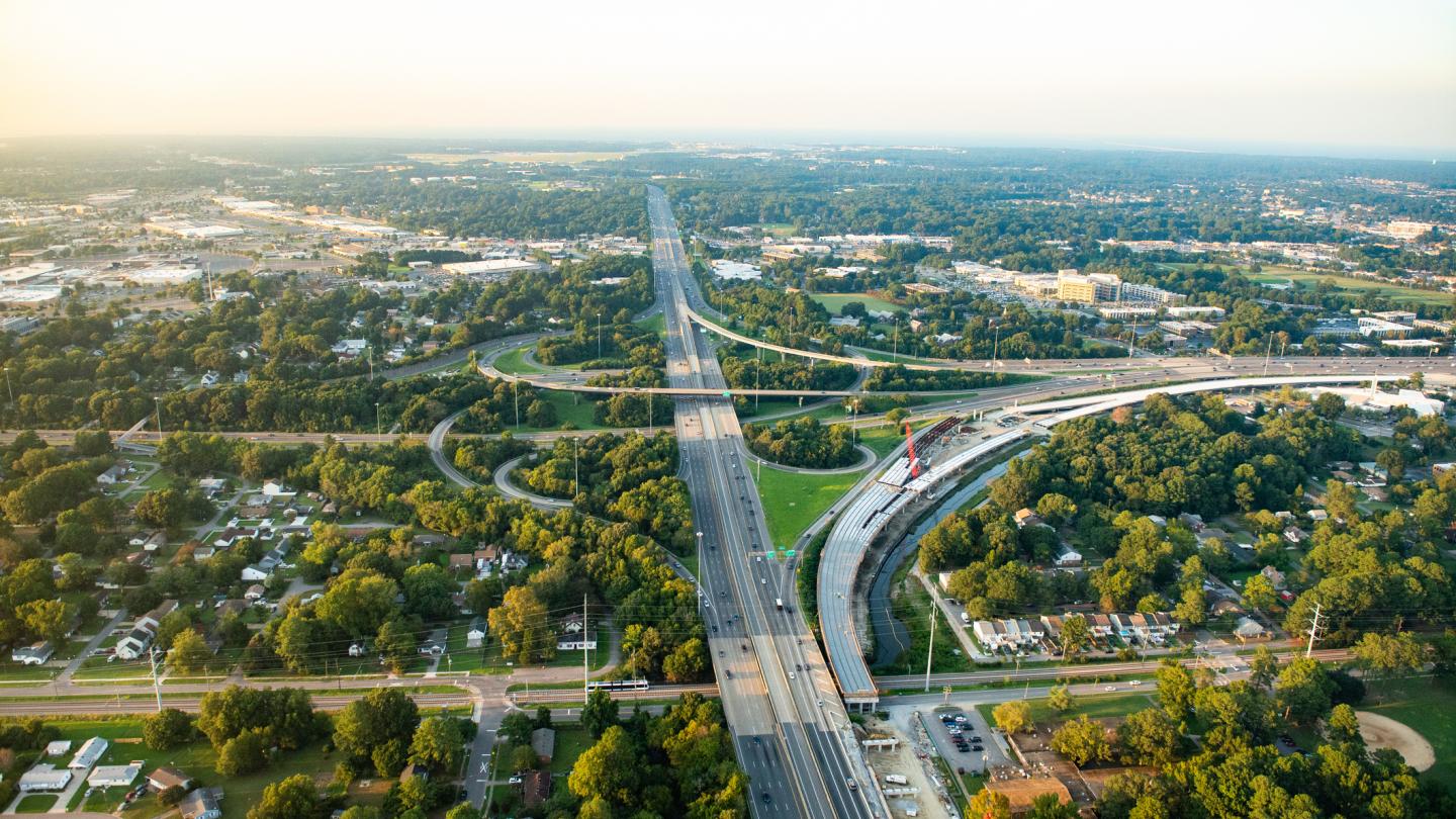 L'64 e de l'autoroute rencontre l'264 e de l'autoroute. Photo d'archive prise en direction de l'ouest.