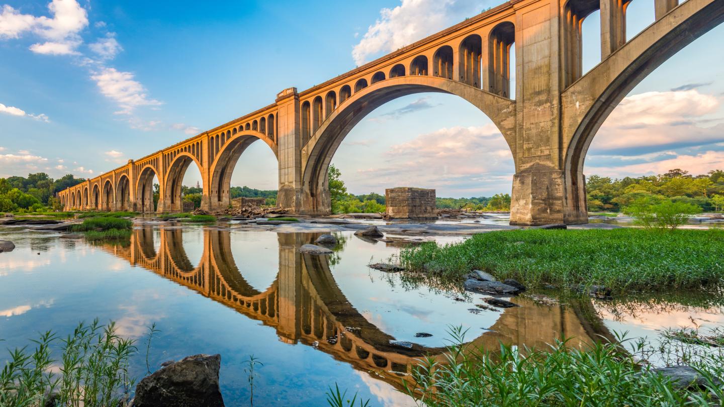 pont sur la rivière james avec reflet