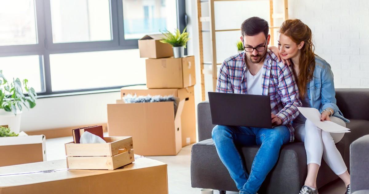couple regardant un ordinateur portable dans une maison
