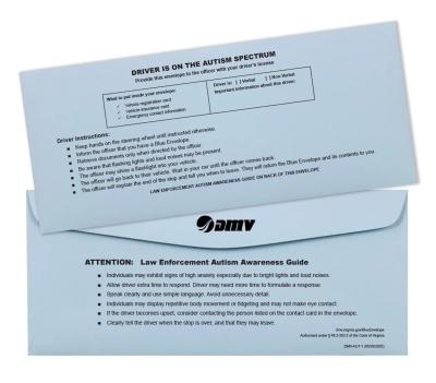 Une enveloppe bleue à l'avant et à l'arrière indiquant que le conducteur est autiste et contenant des instructions à l'intention du conducteur et des forces de l'ordre.